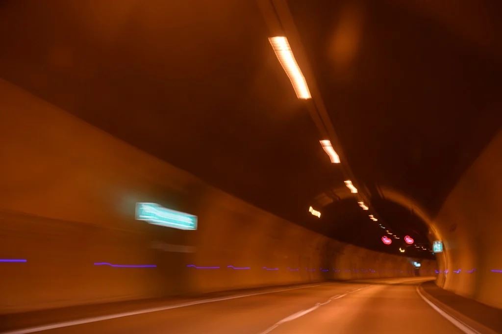 مقتل 14 شخصاً وإصابة 37 في حادث سير داخل نفق شمال الصين