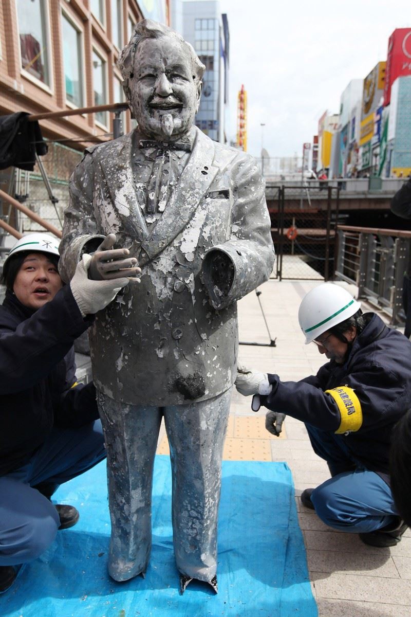 تمثال مؤسّس "كاي إف سي" في أوساكا اليابانيّة جَلَب "الحظ" لفريقها... وتقاعَد