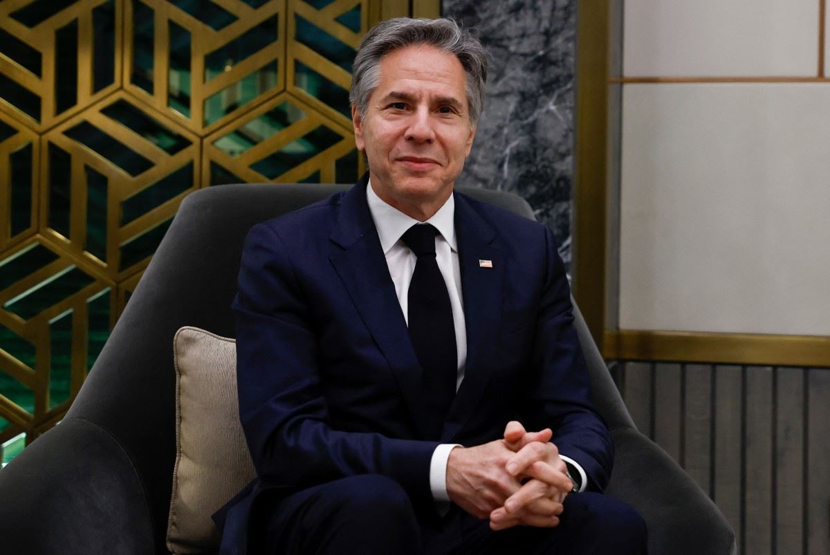 بلينكن بعد وصوله إلى القاهرة: التقيت ولي العهد السعودي ووزير الخارجية لبحث الأزمة في غزة