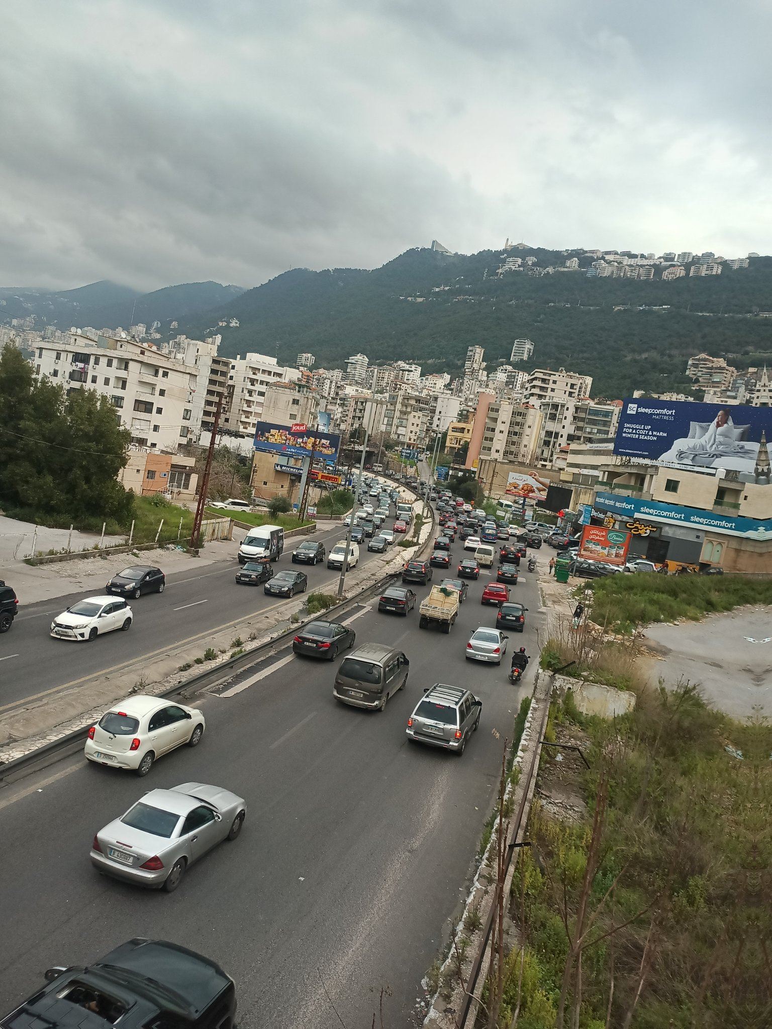 بالصور - حركة سير كثيفة في بيروت... والمواطنون ينتظرون ساعات في الزحمة
