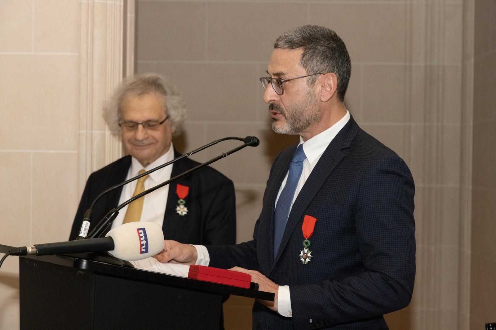 معلوف قلد البروفسور الحسيني وسام جوقة الشرف