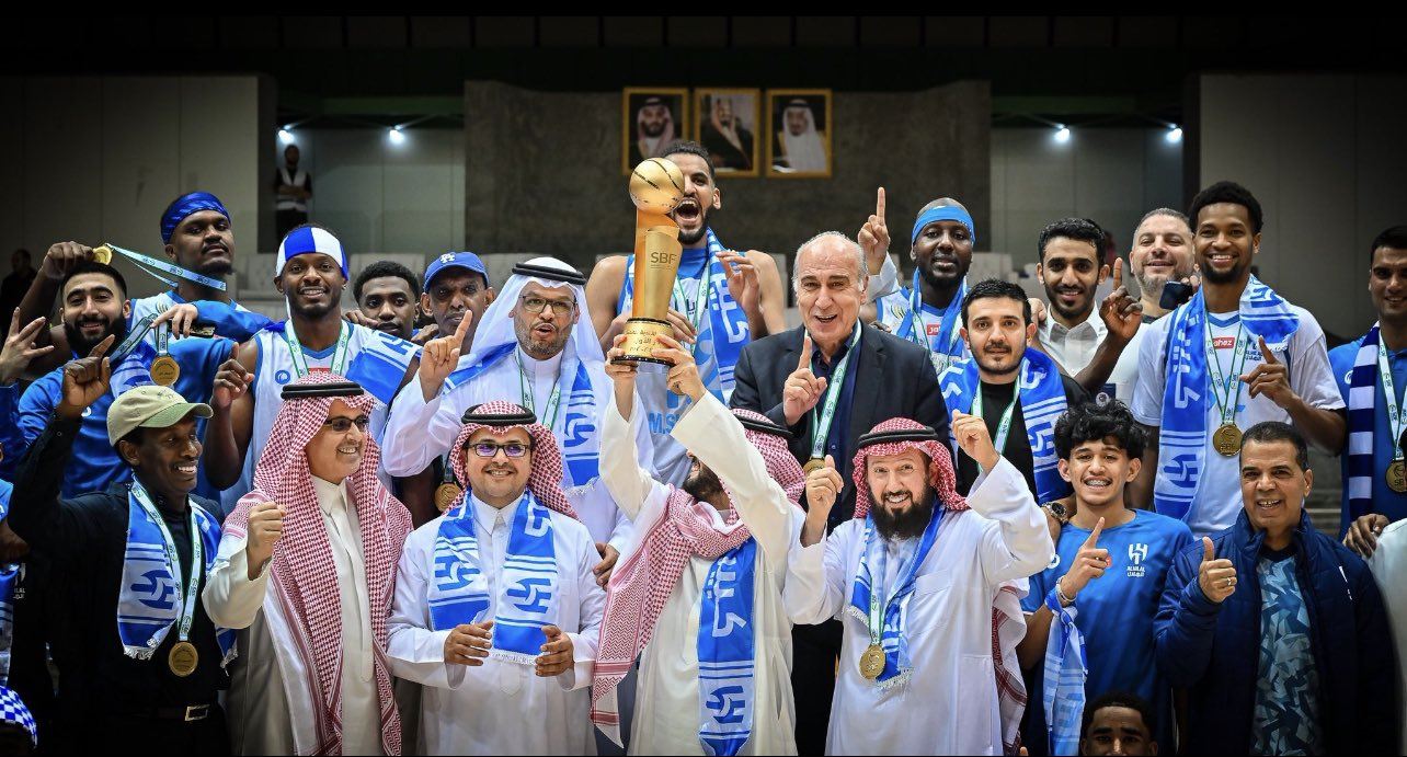 الهلال يتوّج بلقب الدوري السعودي لكرة السلة بعد موسم مثير