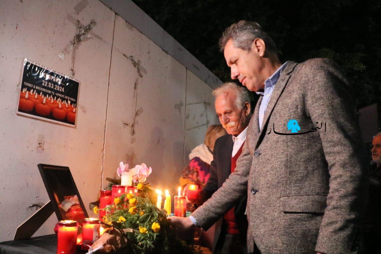 بالصور- بعد هجوم موسكو... إضاءة شموع أمام السفارة الروسية في بيروت تضامناً