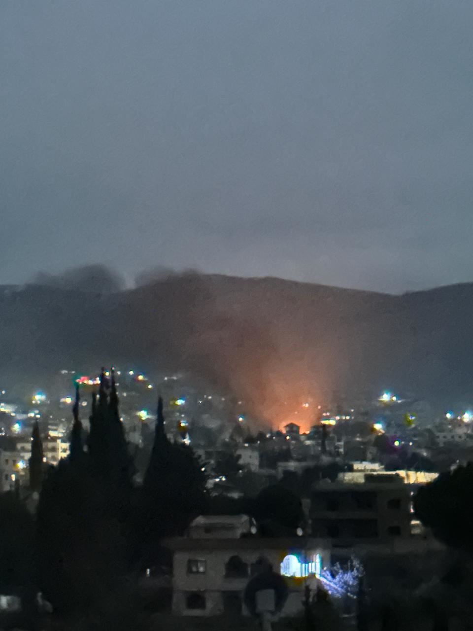 تصعيد إسرائيليّ متواصل... سقوط ثلاثة جرحى بغارة على مبنى بحيّ العسيرة في بعلبك (فيديو)