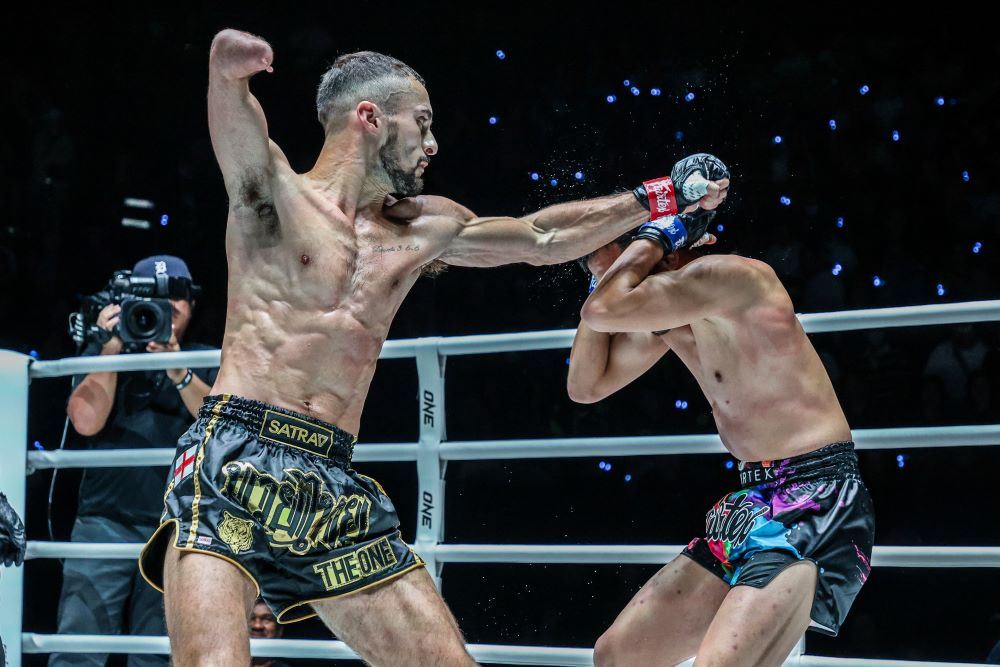 مقاتل يهزم منافسه بذراع واحدة (فيديو)