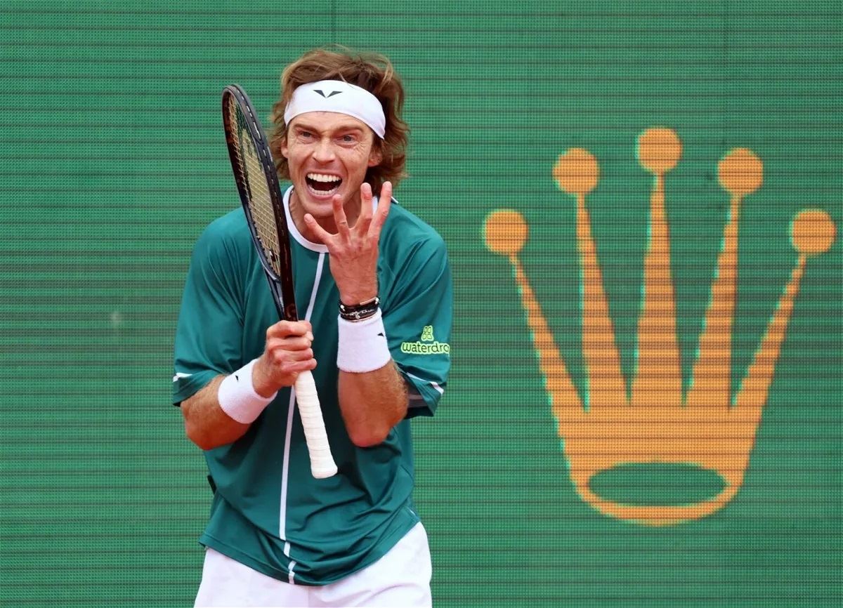 روبليف يفقد أعصابه بعد خسارته أمام ناكاشيما في برشلونة (فيديو)