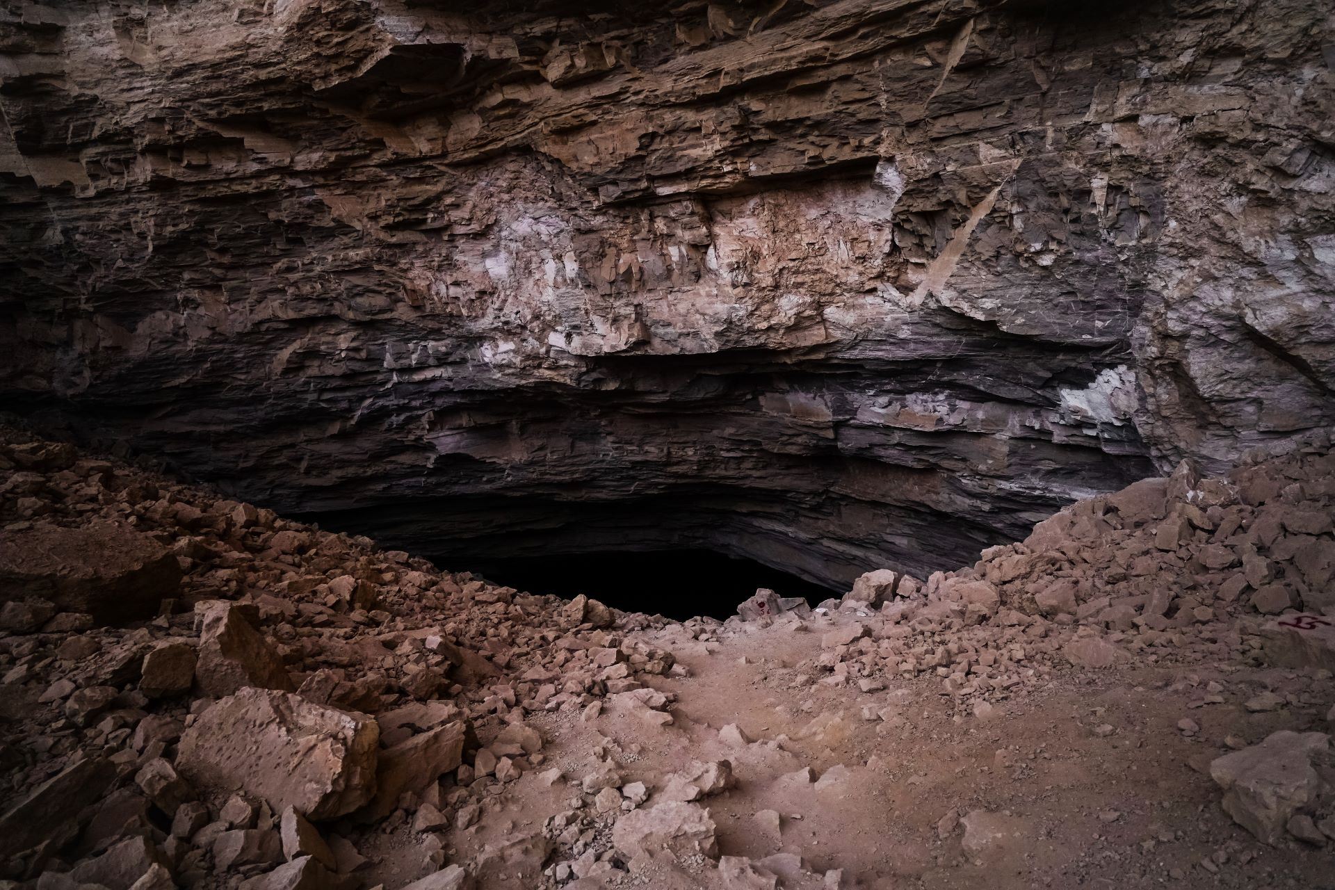 في داخله عين تتدفّق طوال العام... مدوّنة سفر فرنسية تستكشف "كهف هيت" في السعودية (صور)