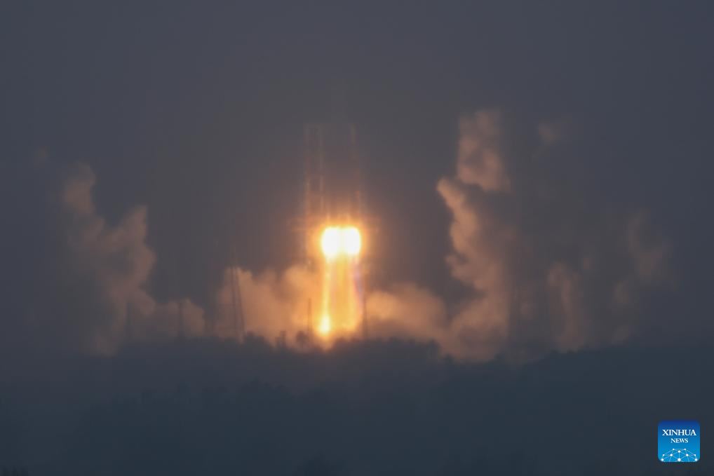 هل تصبح  الصين أول دولة تستعيد عينات من الجانب "الخفي" للقمر؟