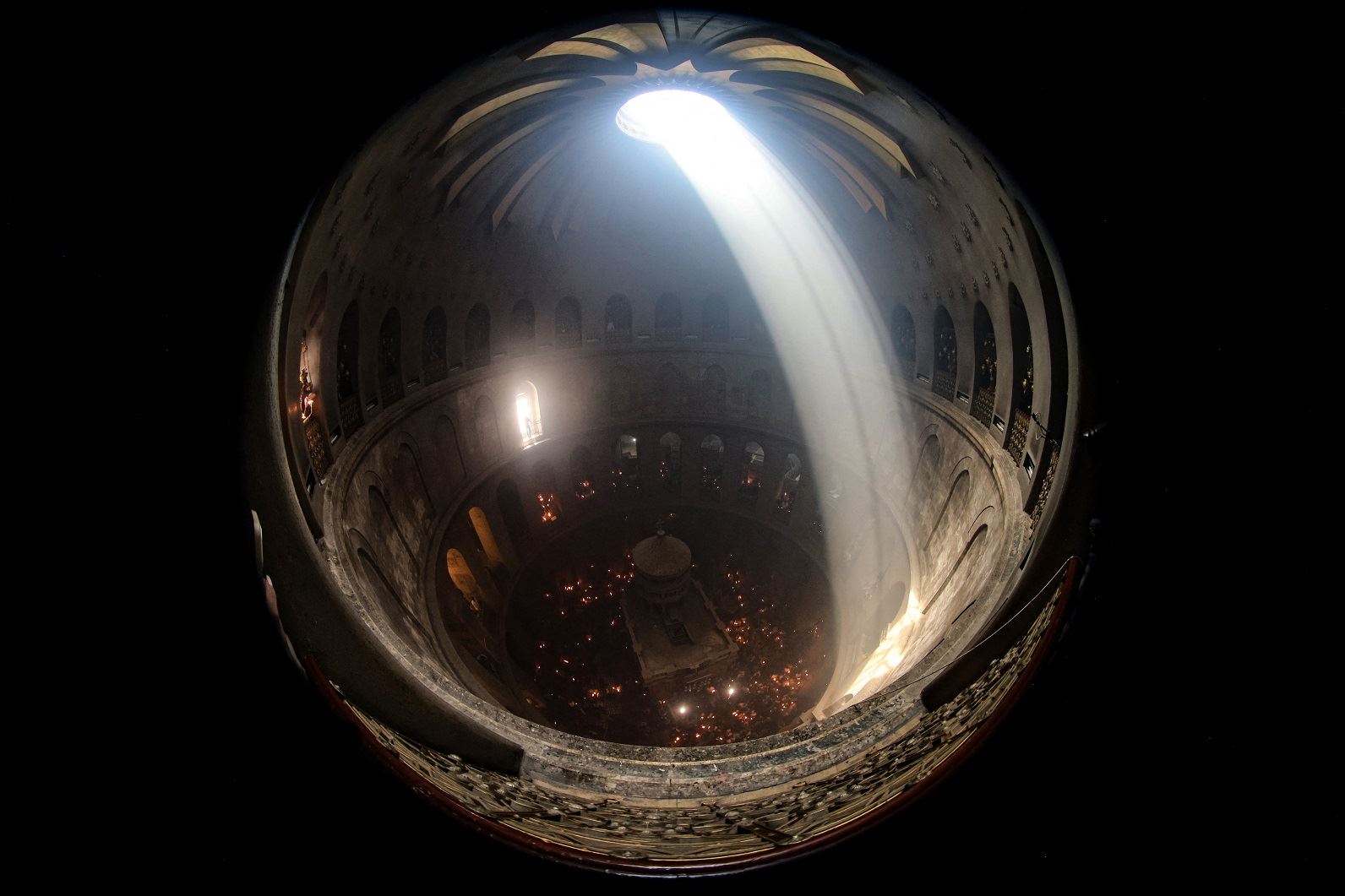 فيض النور المقدّس من قبر السيد يسوع المسيح في القدس (فيديو)