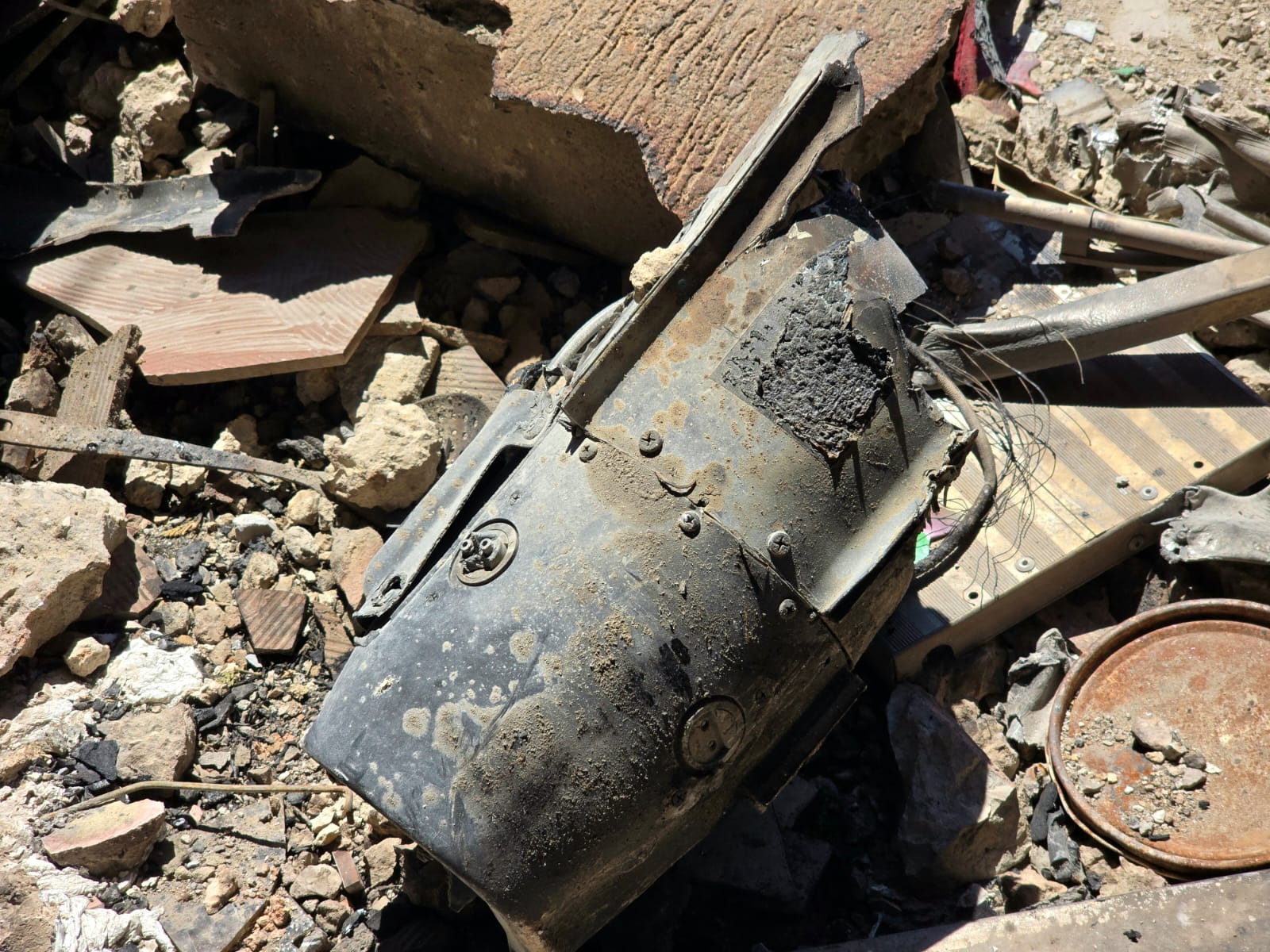 بقايا قذيفة مدفعية.