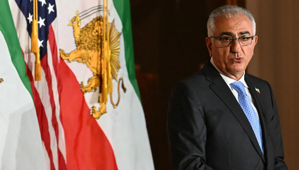 رضا بهلوي يدعو لحماية المدنيين الإيرانيين ويؤيد استهداف "أجهزة القمع"