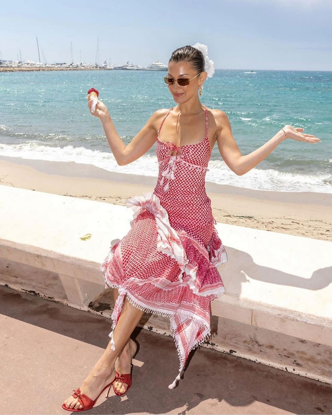 بيلا حديد تروي تاريخ الكوفية ورموزها… "فلسطينية فخورة"