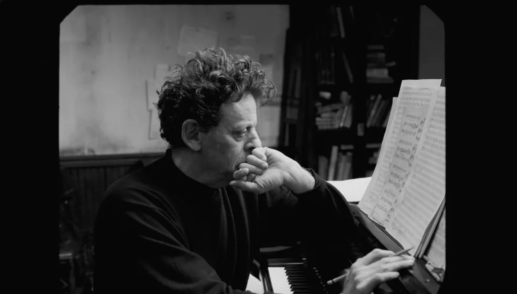 فيليب غلاس يسحب عرض سيمفونية "لينكولن" من مركز كينيدي احتجاجاً على "تصادم القيم"