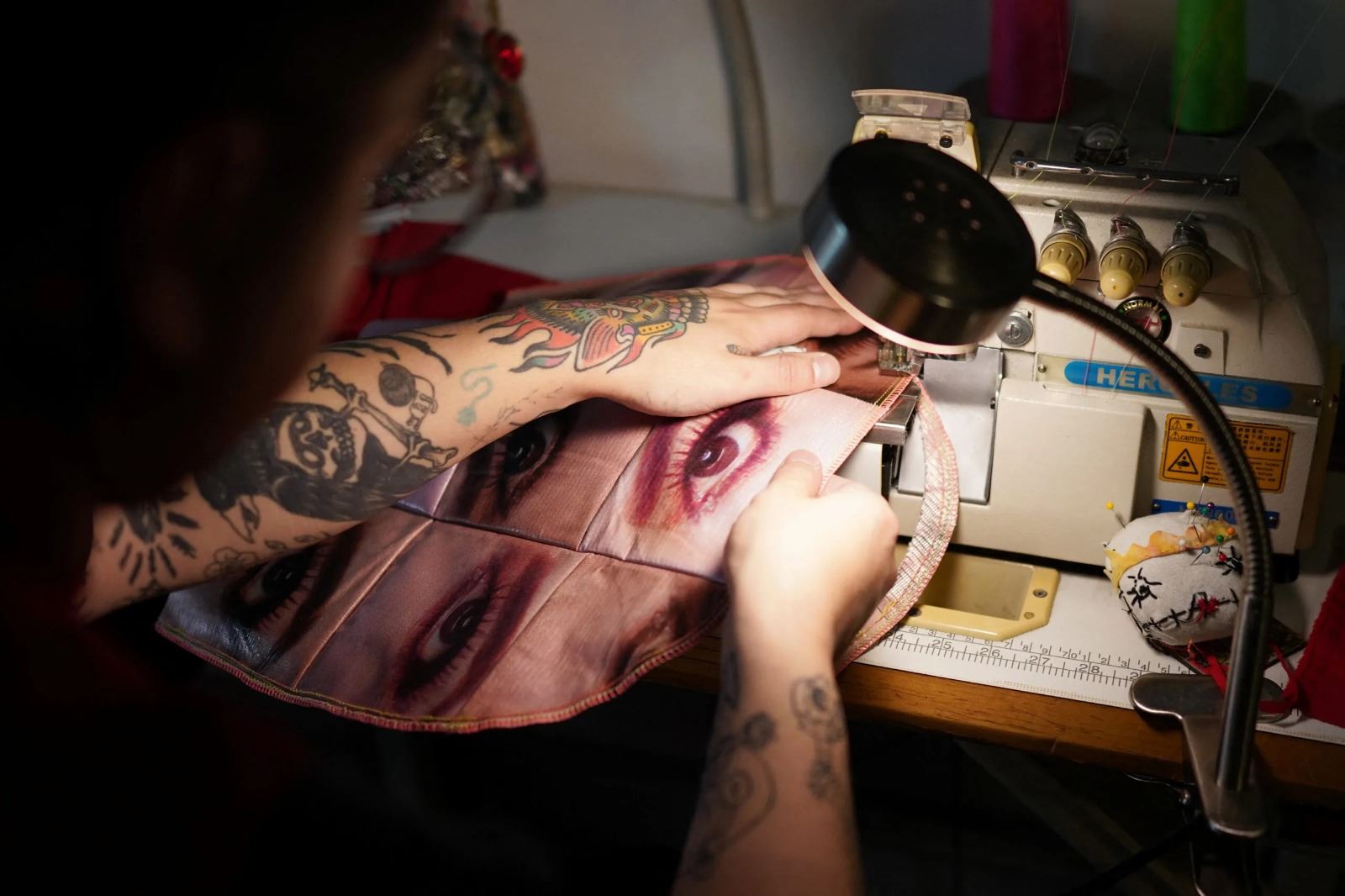 بالصور - مصمّم أزياء يعيد تدوير لافتات الانتخابات إلى حقائب نسائية وملابس وإكسسوارات