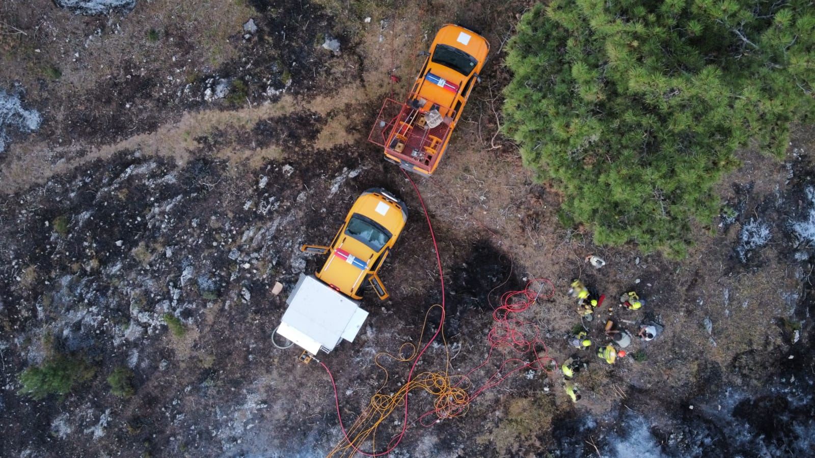 بالصور- لليوم الثاني... فرق الإطفاء تُكافح تمدُّد النيران في أحراج عكار باللحم الحيّ