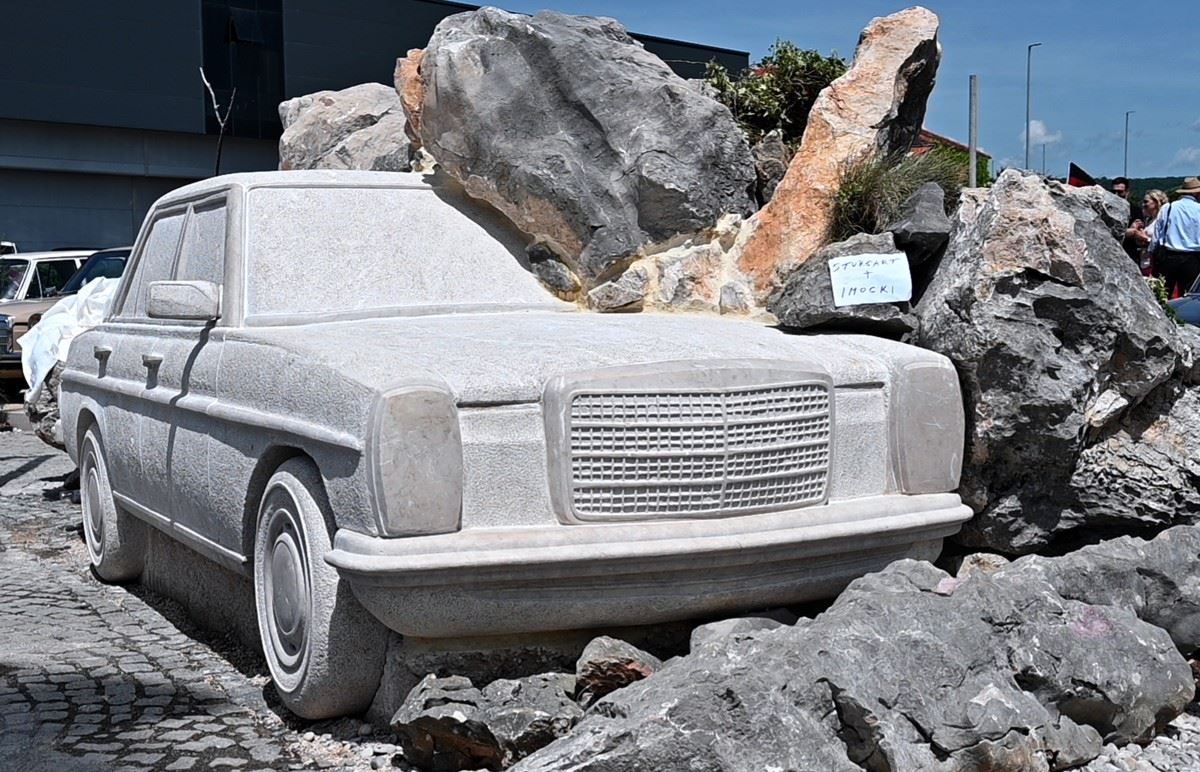 "تكريماً لآلاف العمّال"... بلدة كرواتية تُشيّد مجسّماً لسيارة "مرسيدس" بالحجم الفعلي (صور)