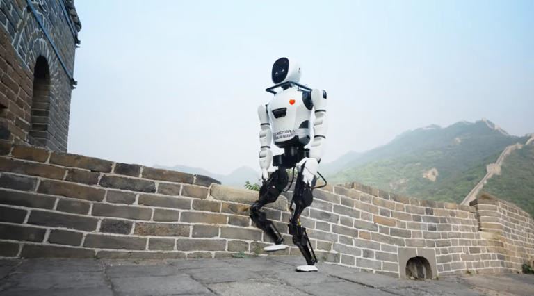 نزهة روبوت على درجات سور الصين العظيم... ولا من يسبقه! (فيديو)