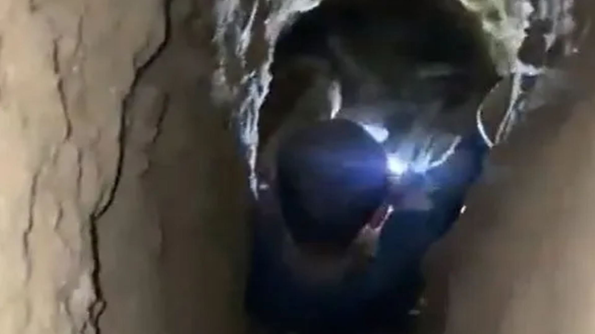 إنقاذ طفل علق في بئر لأربع ساعات غربي إدلب (فيديو)