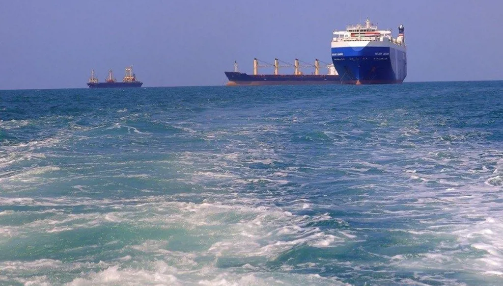 سفن في البحر الأحمر (مواقع).