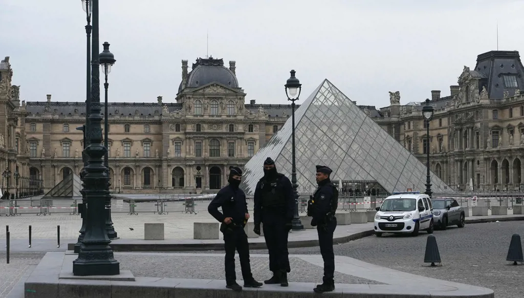 لجنة برلمانية تتهم اللوفر بأنه "دولة داخل الدولة" وتستدعي رئيسته ووزيرة الثقافة