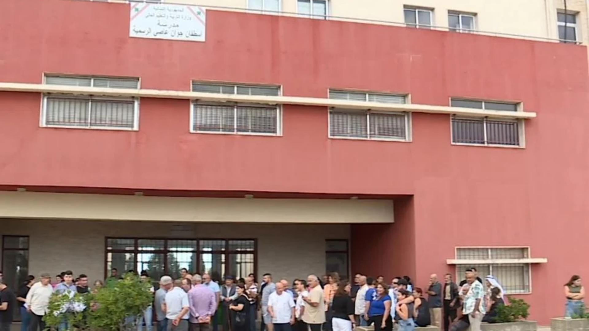 تجمّع أمام مبنى المدرسة في لبنان.