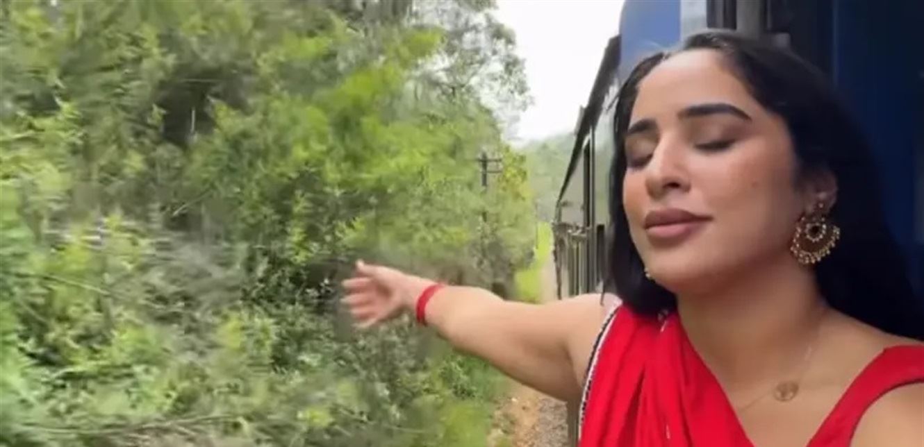 مؤثّرة جزائريّة ألقت بنفسها من قطار بسبب هاتفها... "نجت مع كسر في اليد" (فيديو)