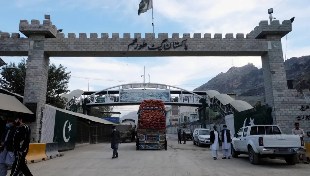 إيران تعرض الوساطة بين أفغانستان وباكستان... وروسيا تدعو إلى وقف فوري للتصعيد