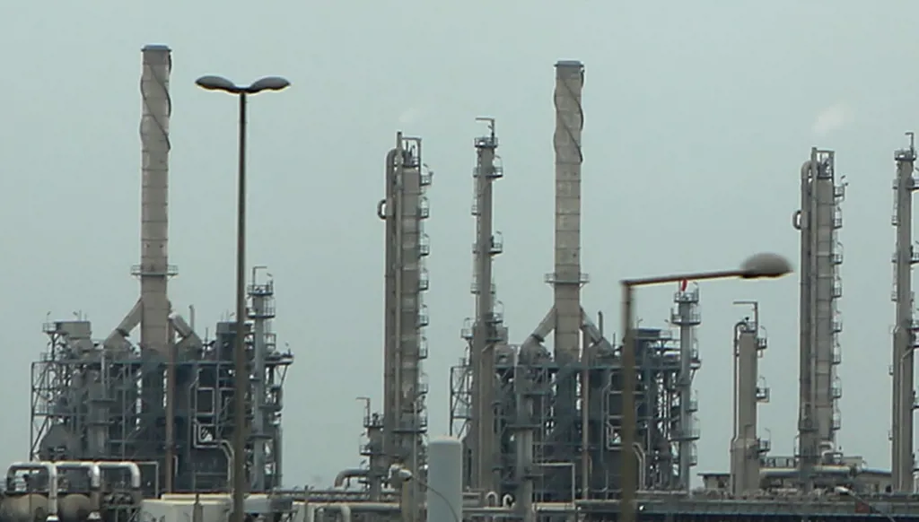 حريق في وحدات بمصفاة ميناء الأحمدي بالكويت بعد هجمات بمسيرات