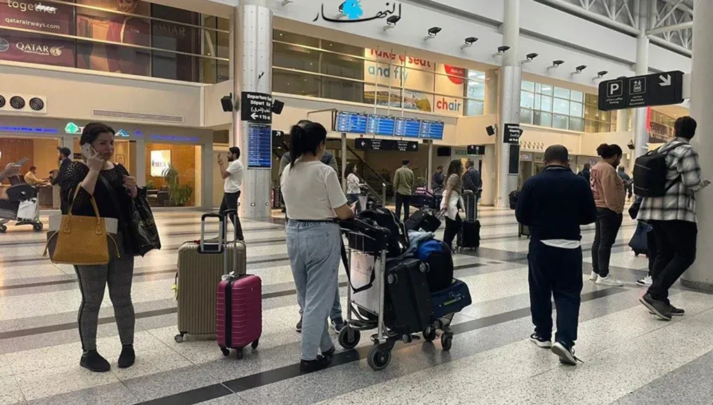 جُذورٌ وَأَجْنِحَةٌ