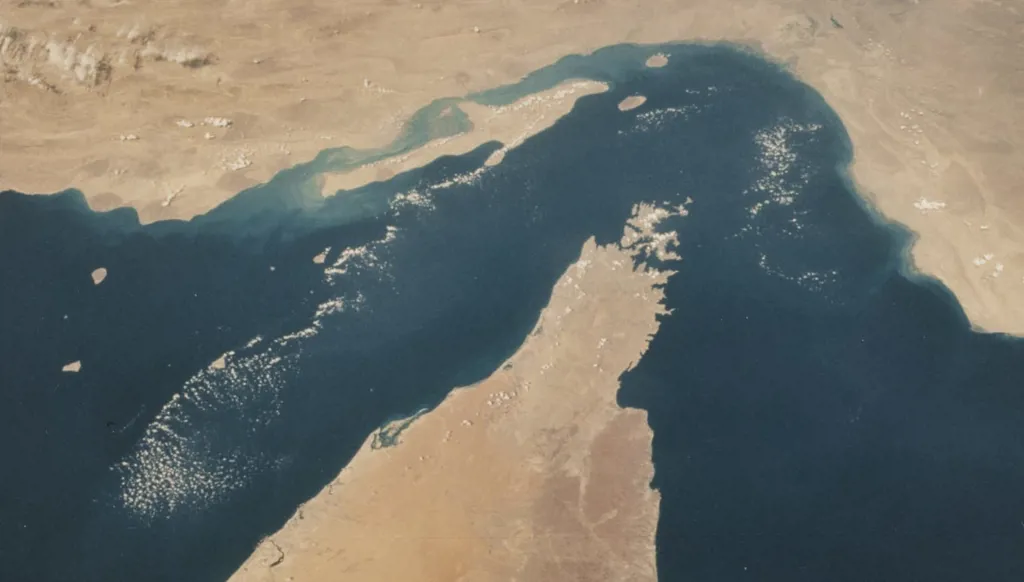 بعد انتهاك إسرائيل وقف النّار… إيران توقف عبور ناقلات النّفط عبر مضيق هرمز