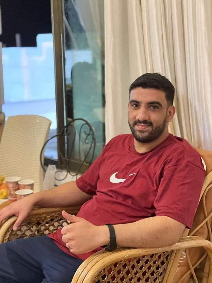 من هو الصحافي محمد أبو جاسر الذي قتل وعائلته في مخيّم النصيرات؟