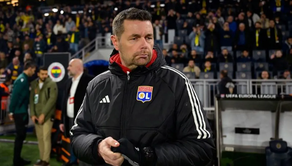 ليون الفرنسي يقرر إقالة مدربه ويختار البديل