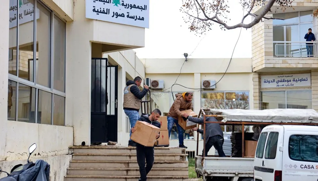 عتب في صور على "حزب الله"... مدارس الإيواء تكشف الأزمة
