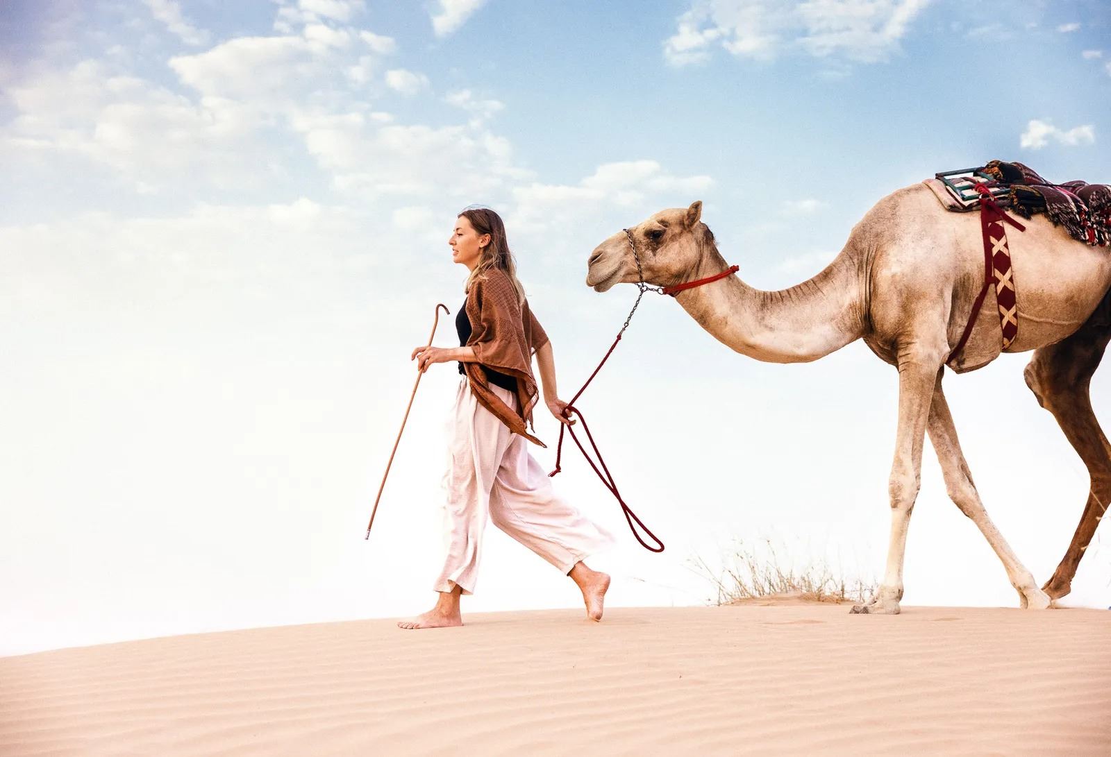 شغف بالصحراء ومساحة للنساء... قصة ألمانيّة أسست مدرسة لركوب الهجن في الإمارات