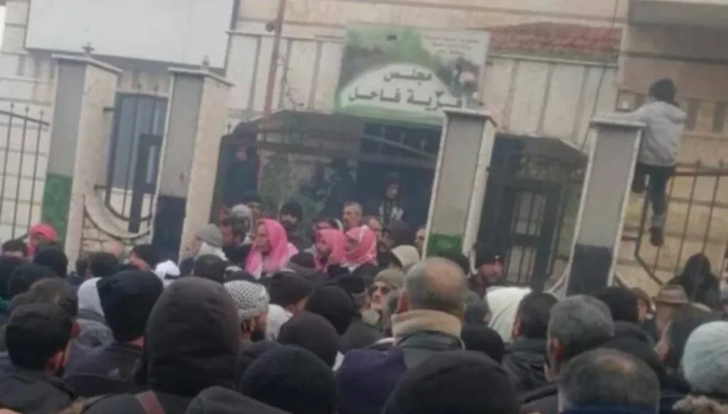 المرصد السوري: مسلحون يعدمون 15 شخصاً في قرية فاحل