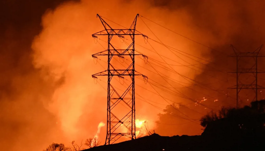 الحرائق تتوسع في لوس أنجليس وتوقع اشتداد الرياح مجدداً