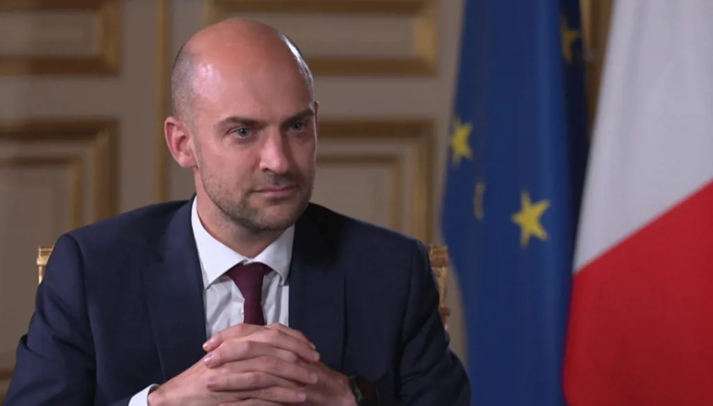 فرنسا تفرض قيوداً على دخول وحركة بعض الشخصيات الجزائرية