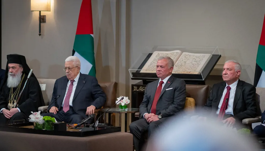 بحضور عباس... ملك الأردن يستقبل ممثلي مجلسي أوقاف وكنائس القدس (صور)