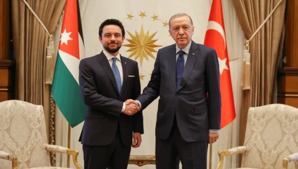 بعد تصريح "التشمير عن السواعد"... ولي العهد الأردني يعلّق بصورة على لقاء أردوغان بتركيا