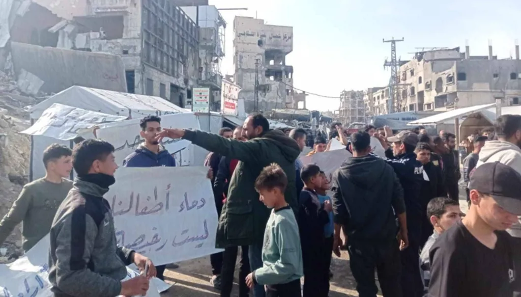 المئات يتظاهرون ضد حماس في غزة... إسرائيل تواصل القصف وتوسع أوامر الإخلاء