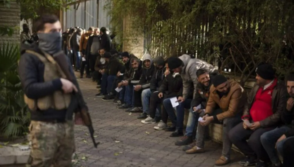 المرصد السوري: نحو 8 آلاف عسكري موقوف وتجمع أمام سجن حماة