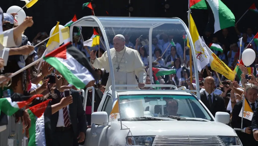 من وصاياه الأخيرة... سيارة البابا فرنسيس تتحول إلى عيادة صحية لأطفال غزة