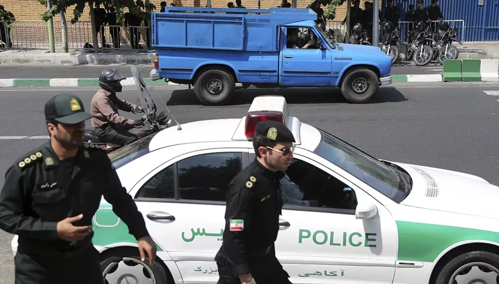 منظمة: إيران تعتقل 10 نساء بهائيات في مداهمات مروعة