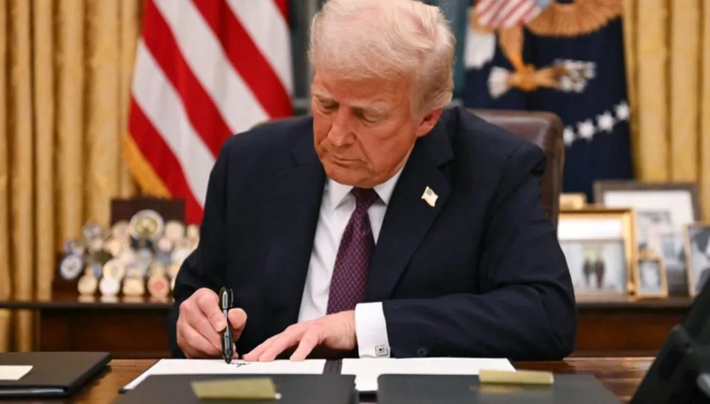 ترامب يوقع مذكرة لمنع إيران من امتلاك سلاح نووي