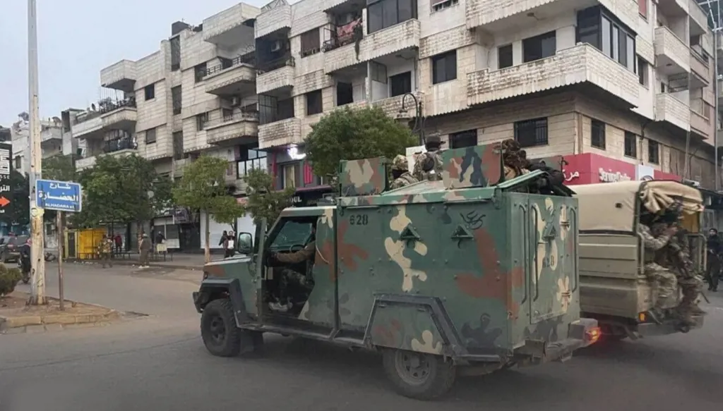 تنديداً بالاعتداء على مقام للعلويين وقتل الخدم... تظاهرات بمحافظات سوريّة عدّة وحظر تجول في حمص (فيديو)
