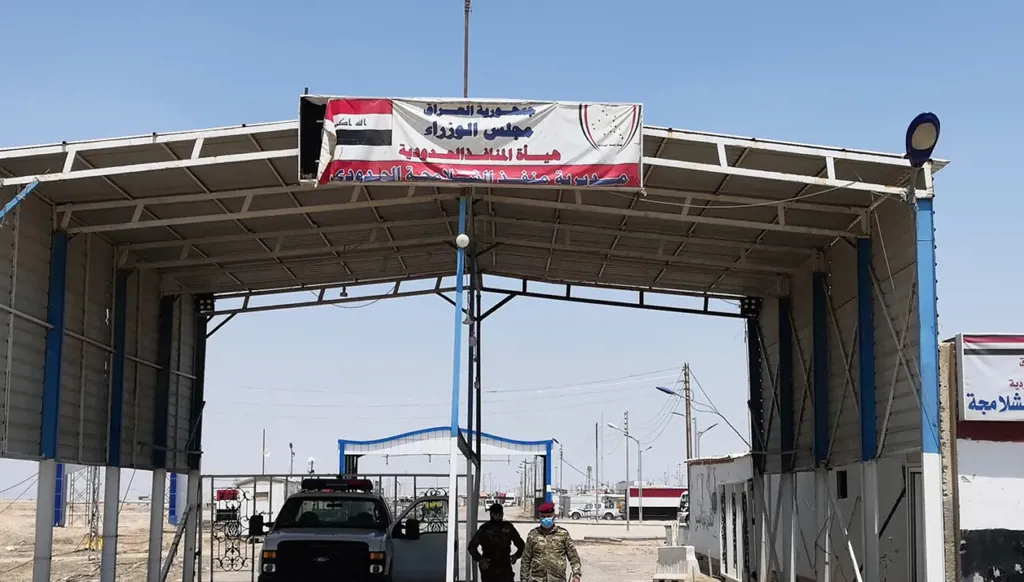 بعد غارات جوية... العراق يُغلق معبر "الشلامجة" مع إيران (فيديو)