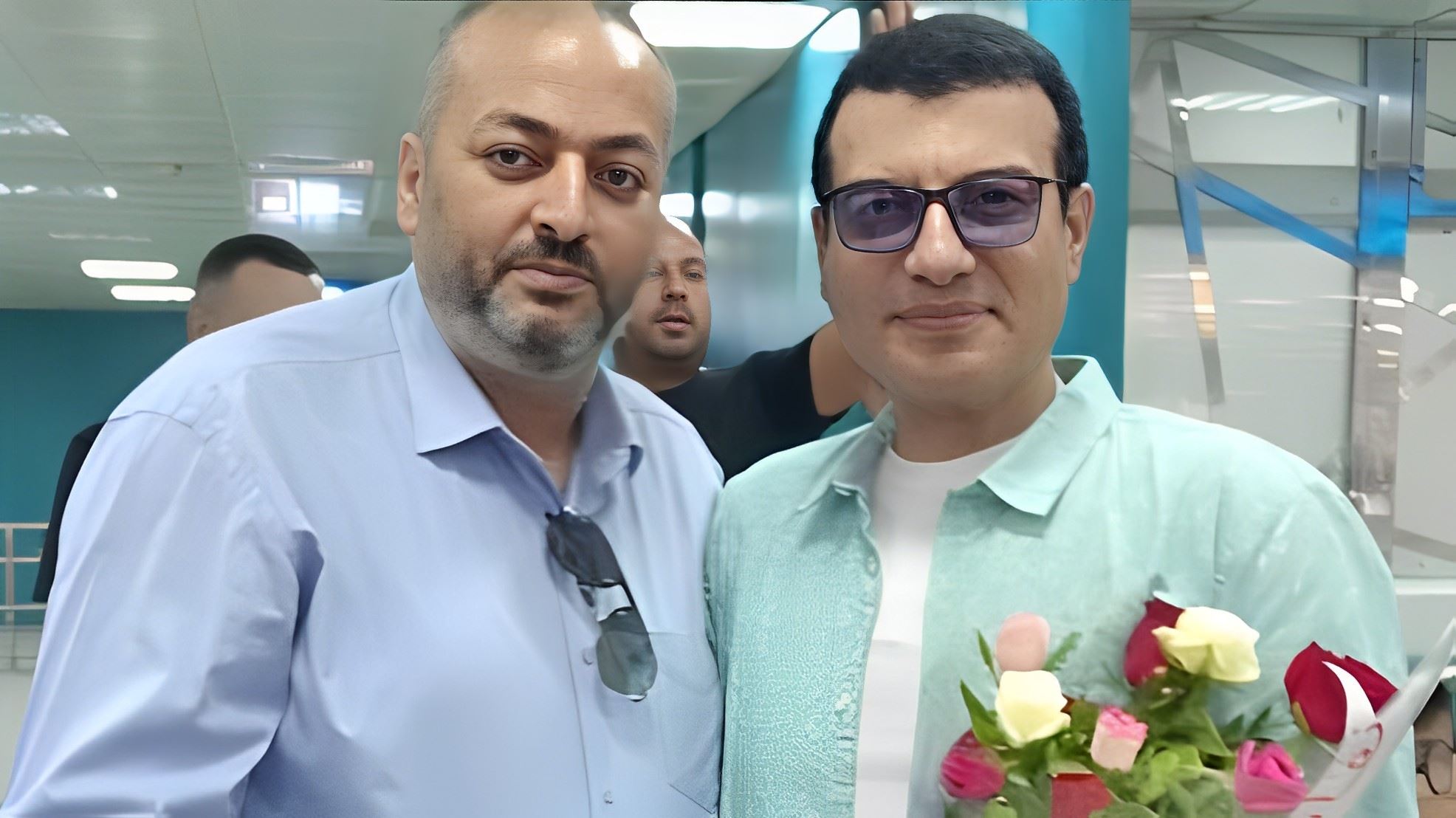 استقبال إيهاب توفيق بالورد... نقيب الموسيقيين التونسي لـ"النهار": دليل على تقديرنا لفناني مصر (فيديو)
