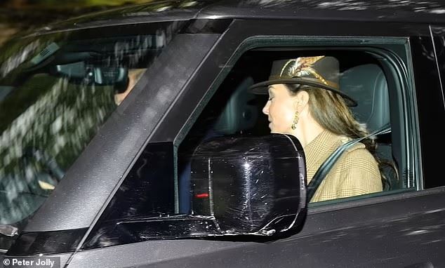 كيت ميدلتون في ظهور علني نادر مع الأمير ويليام ونجلهما (صور)