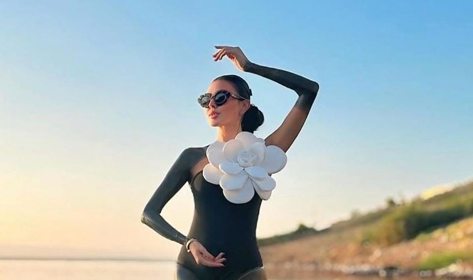 مريم حسين تستكشف البحر الميت بلباس سباحة مبتكر (صور وفيديو)