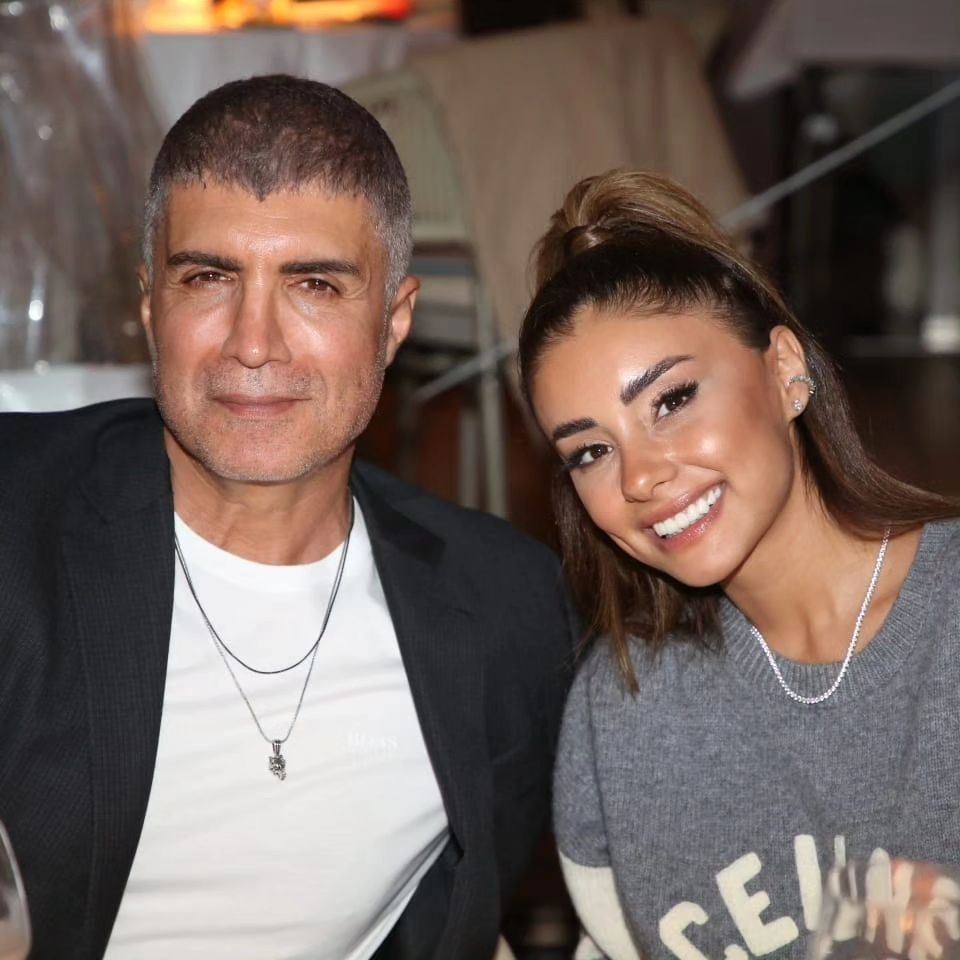 عائلة أوزجان دينيز وزوجته الإيرانية يتبادلون الاتهامات علناً